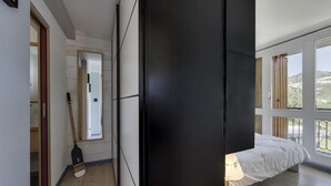 A bedroom with a bed, a window with a view, and a door leading to another room. - 200m from ski slopes, 5th floor, balcony, tv, 43m², Les Arcs (Les Arcs)