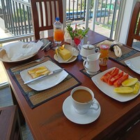 Se sirven desayunos, con vista al mar