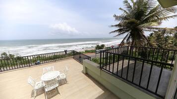 Aperto a colazione, con vista sul mare