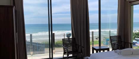 Doppia Deluxe, 1 letto king, balcone, vista spiaggia | Una scrivania, postazione laptop, insonorizzazione, Wi-Fi gratuito