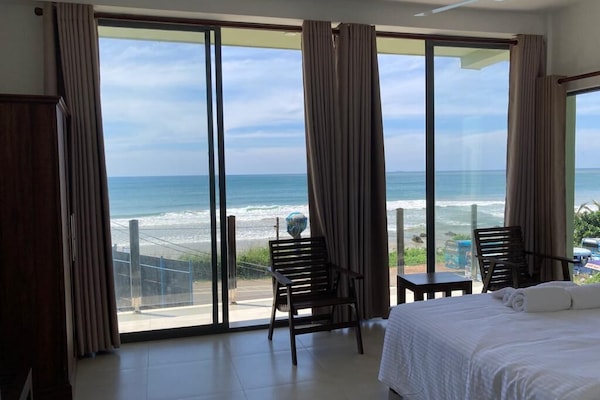 Kahden hengen deluxe-huone, 1 suuri parisänky, parveke, rantanäköala | Työpöytä, kannettavalle tietokoneelle sopiva työtila, äänieristys