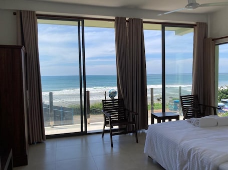 Escritorio y espacio para trabajar con laptop . Surendra Seaview