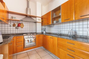 Kühlschrank, Herdplatte, Kochgeschirr/Geschirr/Besteck