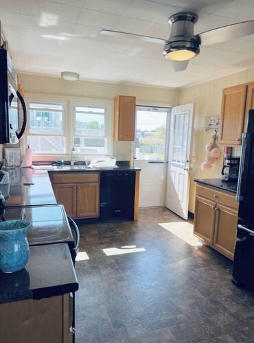 Family Friendly Beach House - 4 Minute Walk to Beach