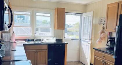 Family Friendly Beach House - 4 Minute Walk to Beach
