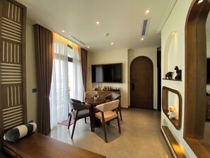 Suite Exécutive, balcon, vue jardin | Coin séjour | TV connectée de 65 pouces avec chaînes numériques