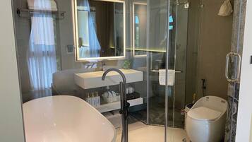 Suite Deluks, balkon, pemandangan kebun | Kamar mandi | Bathtub dan shower terpisah dan pancuran hujan