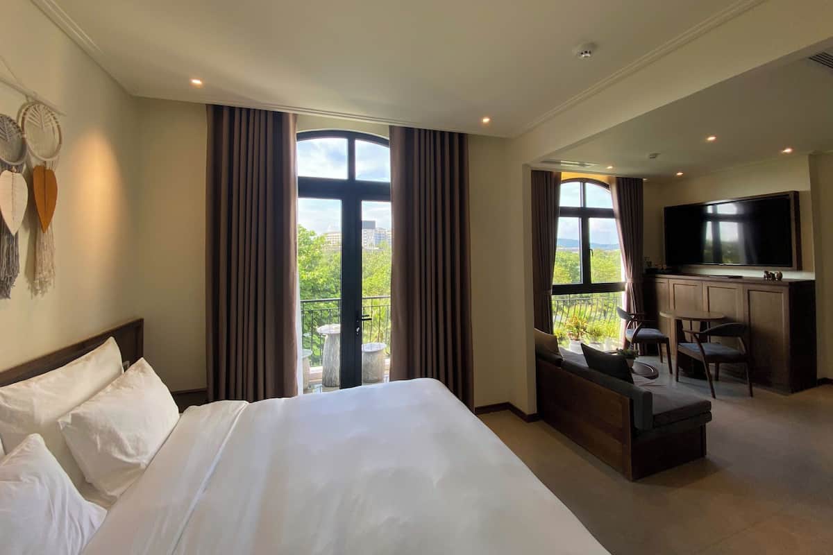 Deluxe Studio, Balcony, Garden View | 1 bedroom, minibar, individually decorated, individually furnished