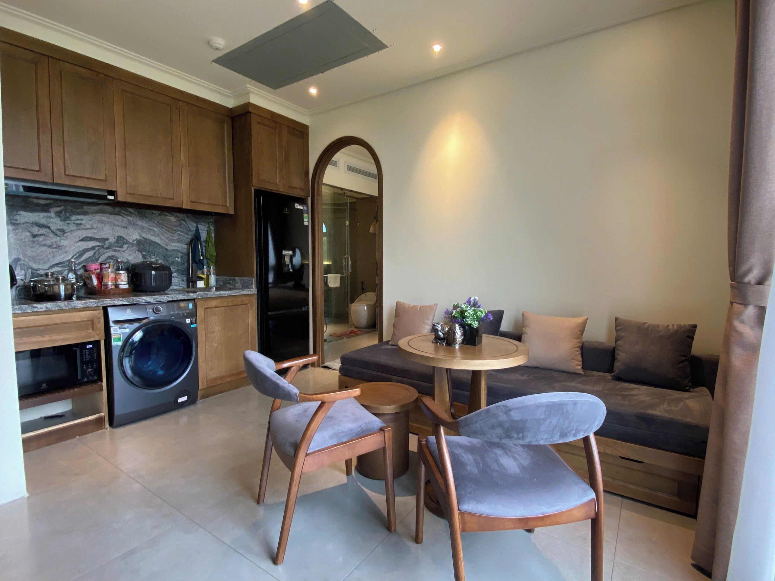 Un espace de vie compact comprenant une cuisine, un coin repas et un espace détente.