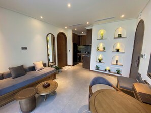 Suite Supérieure, balcon, vue jardin | Coin séjour | TV connectée de 65 pouces avec chaînes numériques