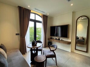 Deluxe Suite, Balcony, Garden View | Living area
