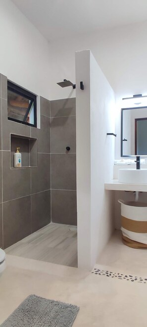 Dusche, Haartrockner, Handtücher, Seife