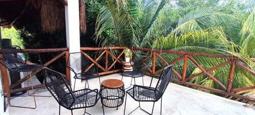 2BR Sea View, Sleeps 5, Full Kitchen, Balcony, C8