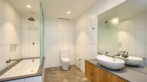 Dusche, Haartrockner, Handtücher