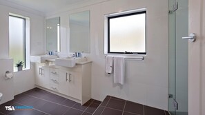 Dusche, Haartrockner, Handtücher