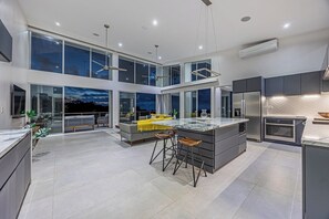 Fridge, microwave, oven, stovetop - Villa Monos Locos - A Luxurious, Gated and Private Villa Retreat (Uvita)