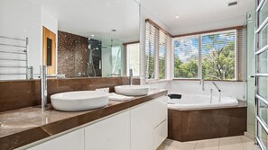 Shower, jetted tub, hair dryer, towels - Cascadia - Crackenback Ridge (Crackenback Ridge)