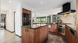 Kaffetrakter/tekoker, kjøkkenutstyr og spisebord