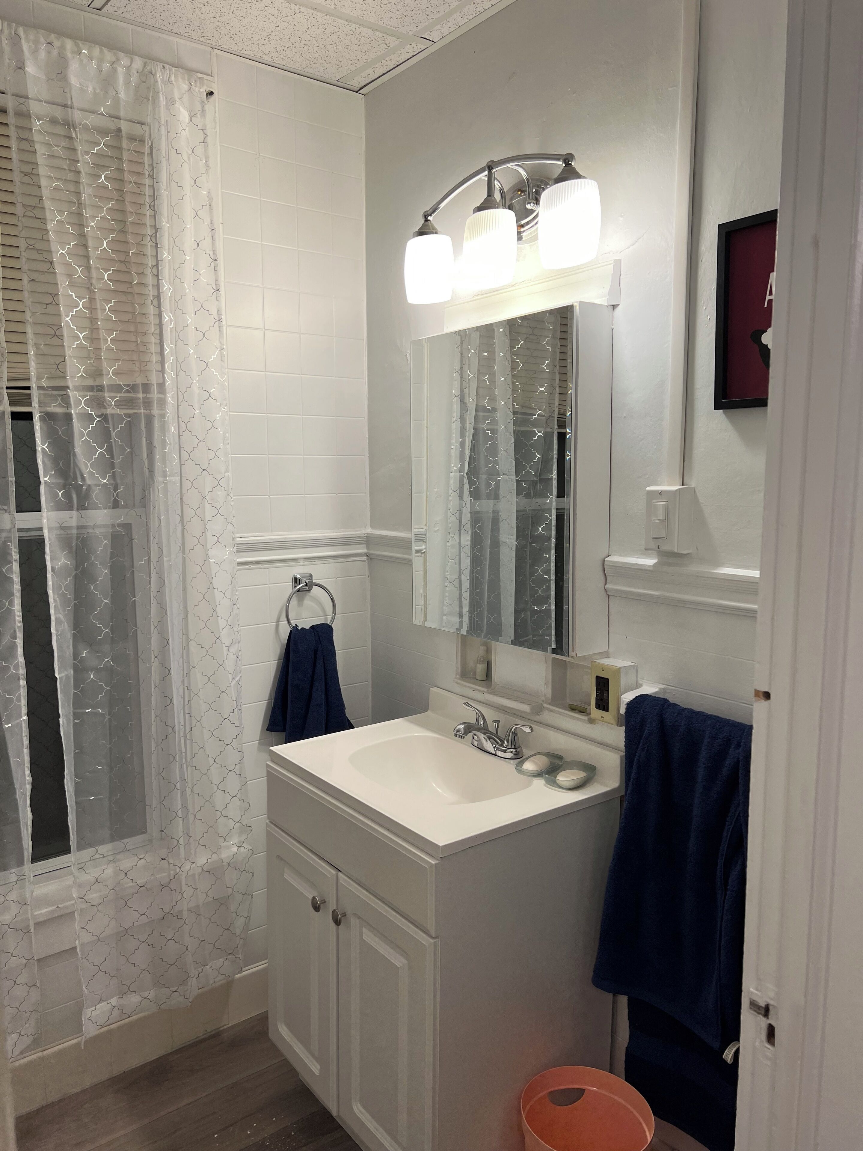 Secadora de cabello, toallas, jabón, shampoo 