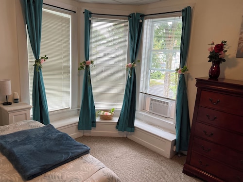 Charming 3-bedroom townhome with WiFi, in central location in Potsdam Village