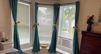 Charming 3-bedroom townhome with WiFi, in central location in Potsdam Village