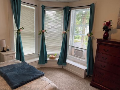 Charming 3-bedroom townhome with WiFi, in central location in Potsdam Village