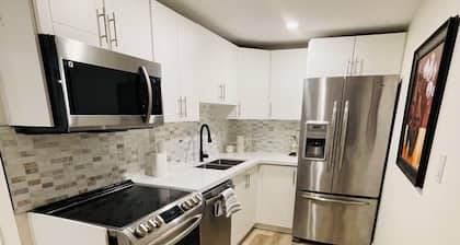Modern Thorold Apt w/ Pool Table