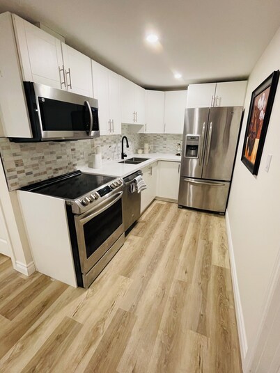 Modern Thorold Apt w/ Pool Table