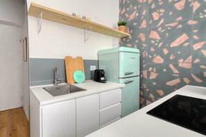 Kühlschrank, Ofen, Herdplatte, Wasserkocher mit Kaffee-/Teezubehör