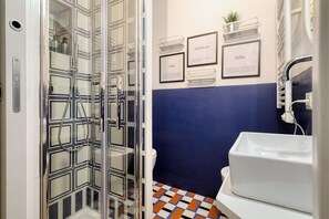 Shower, hair dryer, bidet, towels - Modern Studio Lambrate - Cozy & Stylish Retreat (Milan)