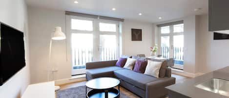 Deluxe Apartment | Living area | Flat-screen TV