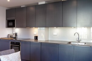 Deluxe Apartment | Private kitchen | Mini-fridge, microwave, oven, stovetop