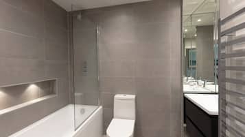 Deluxe Apartment | Bathroom | Combined shower/tub, hair dryer, towels, soap