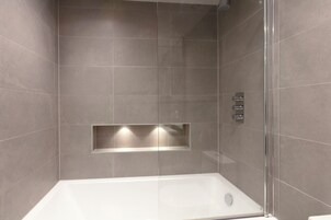 Deluxe Apartment | Bathroom | Combined shower/tub, hair dryer, towels, soap