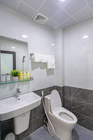 Studio Deluxe | Salle de bain | Douche, articles de toilette (gratuits), séchoir à cheveux, pantoufles