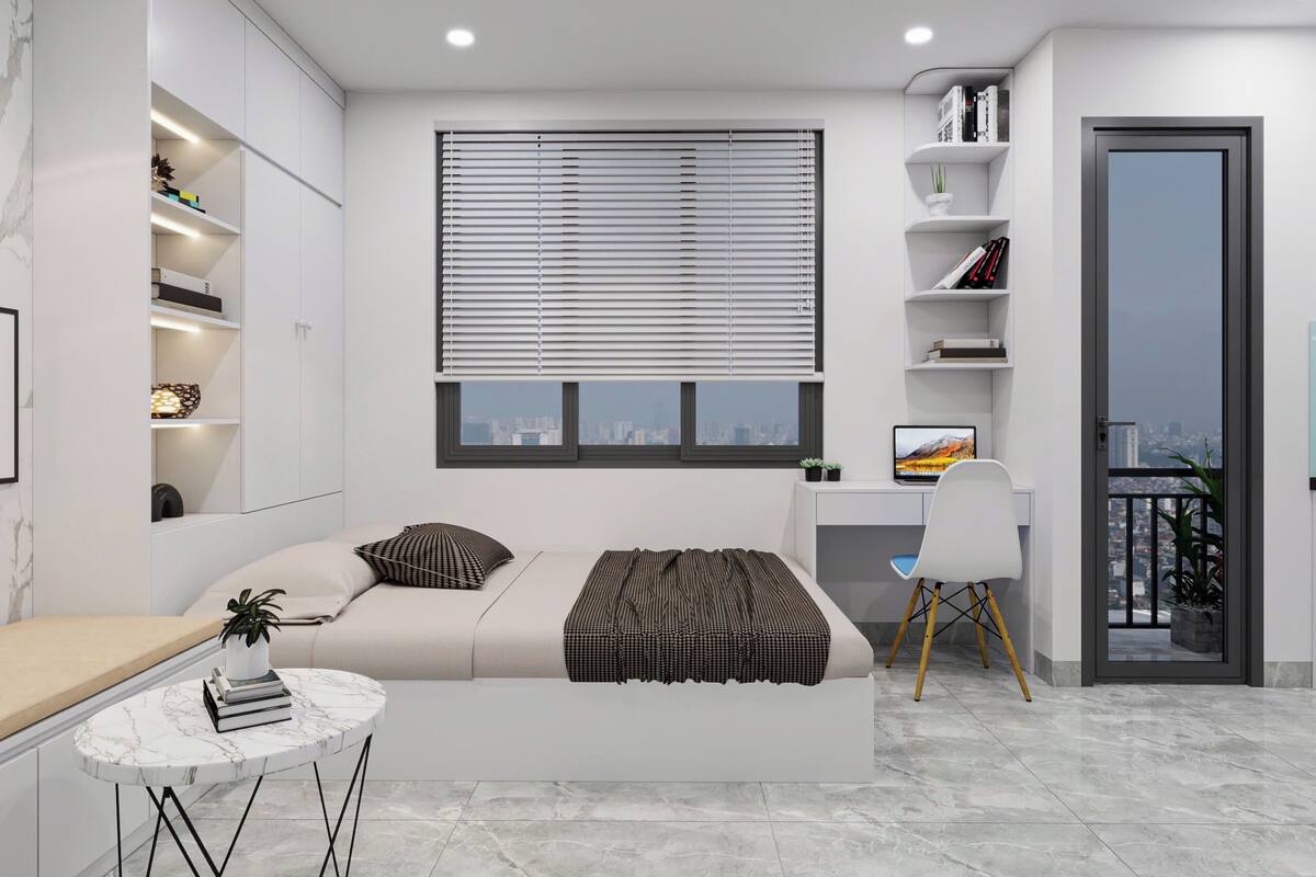 Ein modernes Schlafzimmer mit Bett, Schreibtisch und Balkon.