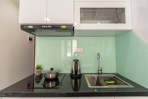 Estúdio luxo | Cozinha privada | Cafeteira/chaleira, chaleira elétrica, toalhas de papel