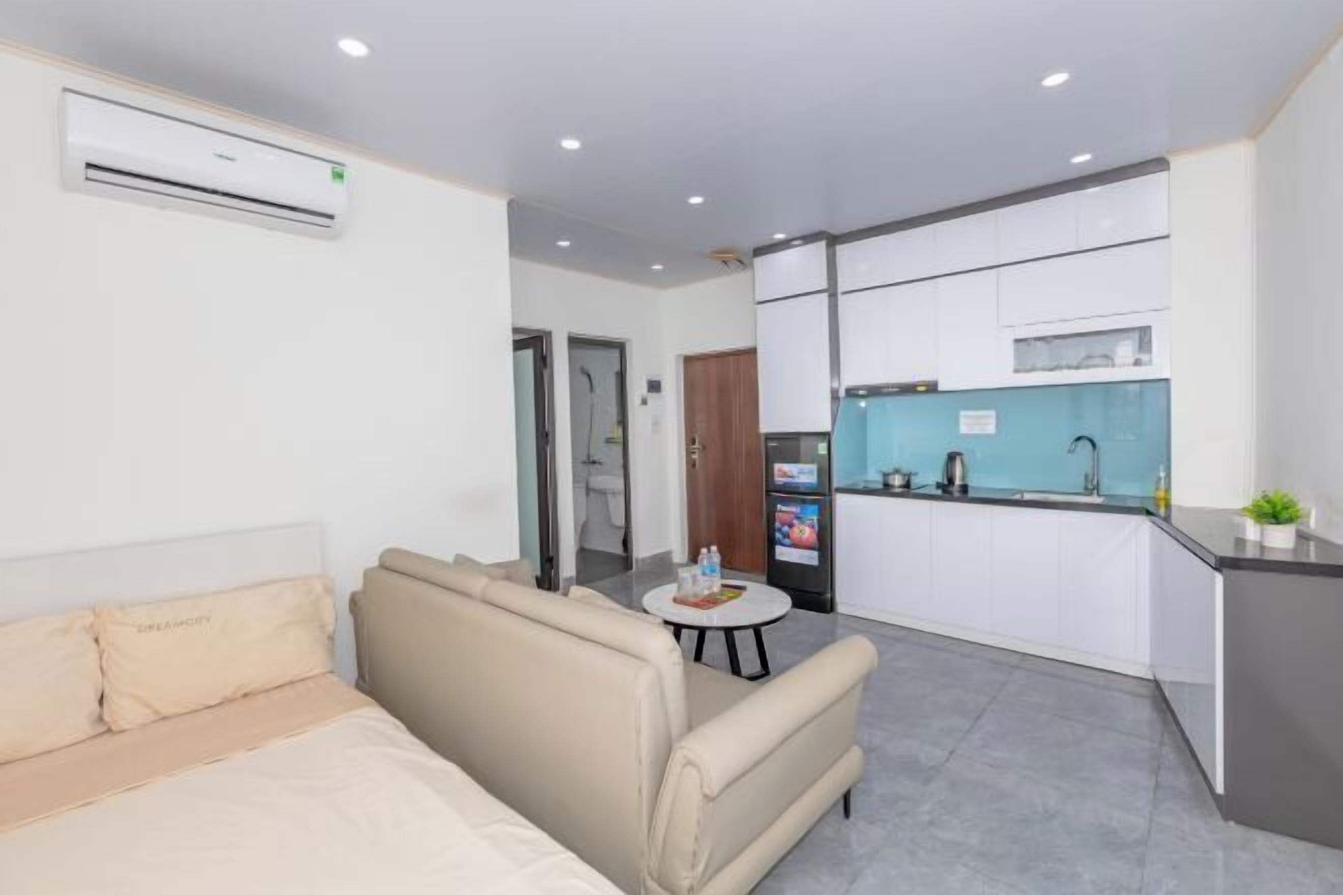 Een bureau, een laptopwerkplek, verduisterende gordijnen