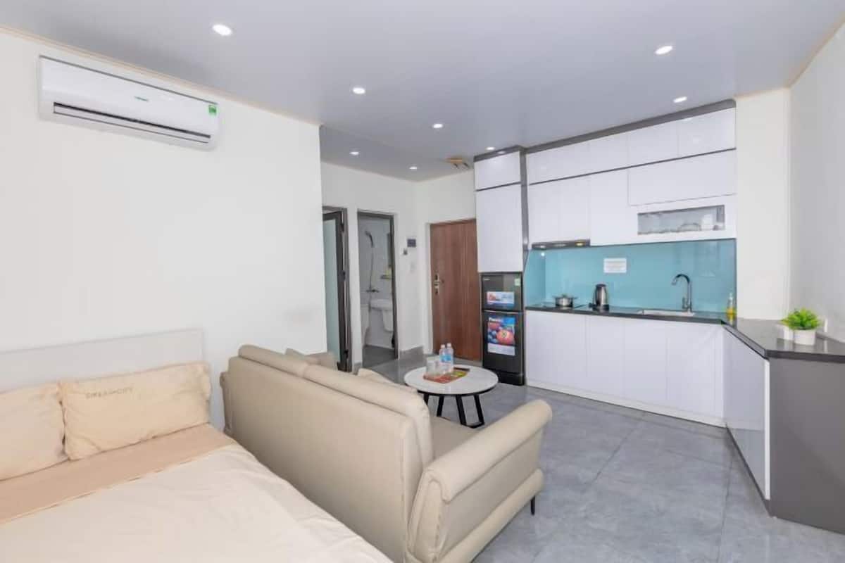 办公桌、笔记本电脑工作区、遮光窗帘、熨斗/熨板