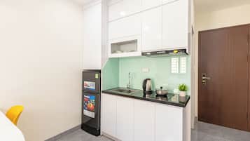 Estudio Deluxe | Cocina privada | Refrigerador, cafetera y tetera y tetera eléctrica