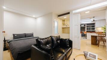 1 dormitorio, tabla de planchar con plancha, wifi y ropa de cama