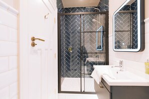 Deluxe Double or Twin Room | Bathroom | Hair dryer, soap, shampoo, toilet paper - The Hanbury Townhouse (London)