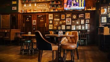 Bar (trong khuôn viên)