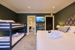 Familie vierpersoonskamer | Luxe beddengoed, individueel gedecoreerd, individueel gemeubileerd