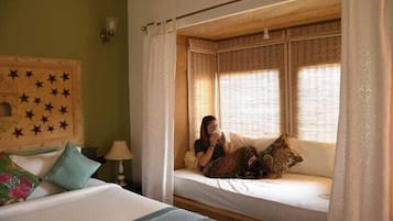 Ein Zimmer mit Bett, Fensterbank und einem Kopfteil mit Sternenmuster.