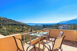 Outdoor dining - Oceana Villa with Private Pool (Chania)