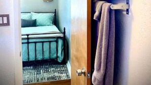 Une chambre à coucher avec un lit, un plancher en bois et une fenêtre.