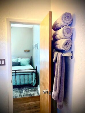 1 chambre, bureau, fer et planche à repasser, Wi-Fi gratuit