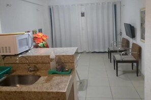 Jääkaappi, mikroaaltouuni, liesi, kahvin-/teenkeitin