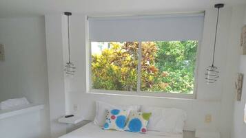 Casa familiar, vista al jardín | Espacio para trabajar con laptop